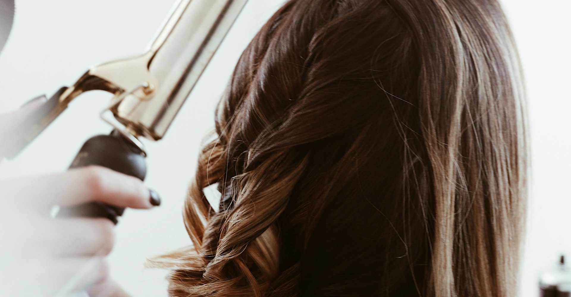 Faites briller : le guide ultime du gloss capillaire.